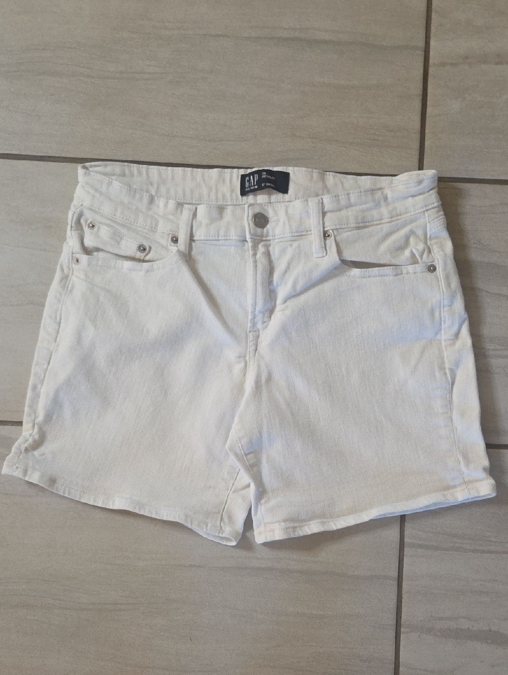 GAP Women's White Denim Relaxed-Fit Jean Shorts Size 29-5 inch Inseam EUC Beach